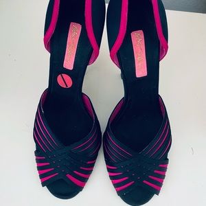💗Beautiful Betsey Johnson sandals💗